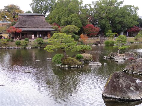  Suizenji Garden: Contemplating Tranquility Amidst Exquisite Landscapes!