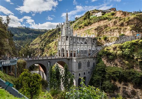 Đền El Santuario de las Lajas: Một Kiệt Tác Kiến Trúc Nét Gothic Rực Rỡ ở Giữa Thung Lũng!