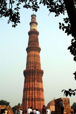  Tháp Qutub Minar: Di sản lịch sử cao vút và kiến trúc Hồi giáo lộng lẫy!